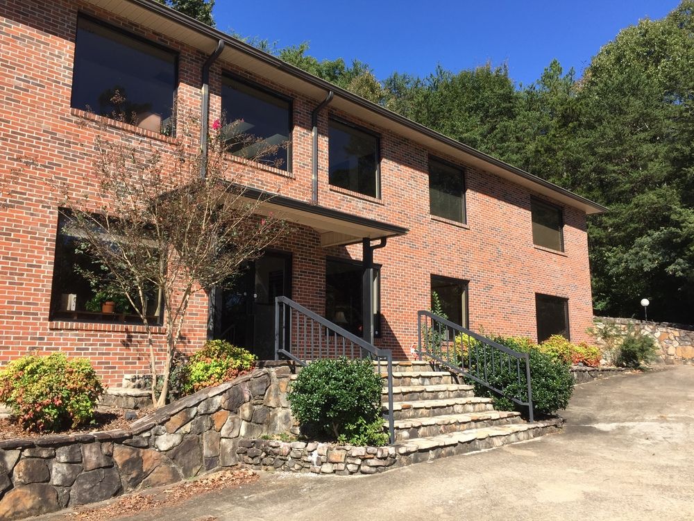 Mountain Creek Professional Center: 901 Mountain Creek Rd, Chattanooga, TN 37405